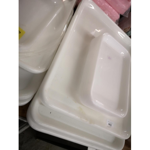 442 - 14 catering trays of various sizes.