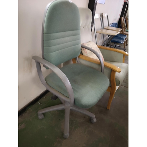 499 - Green padded swivel chair