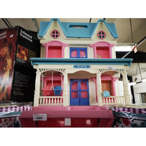 612 - Large colonil style plastic dolls house