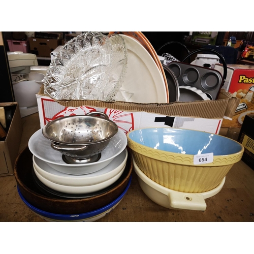 654 - Collection of items inc mixing bowl, glass ware etc.