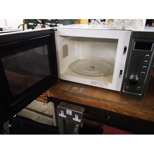 663 - Delonghi microwave in working order.