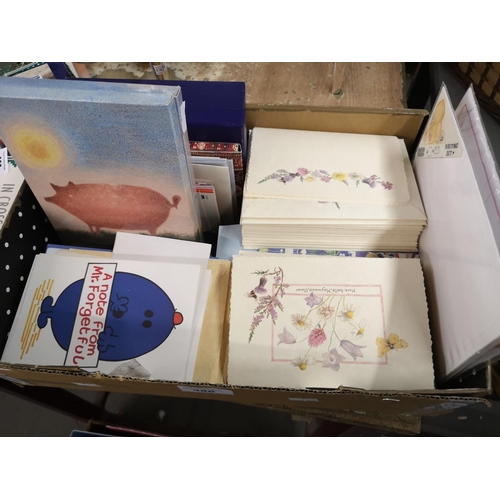 386 - Large collection of greetings cards and notelets