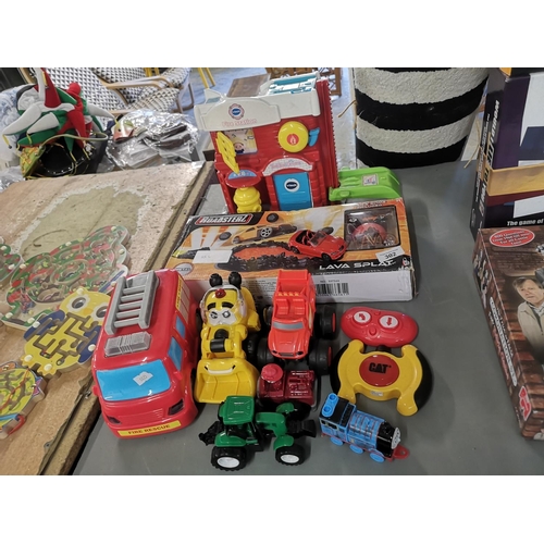 302 - Mixed lot of childrens toys, to include Vtech Fire Station, a fire truck, boxed Roadsterz Lava Splat... 