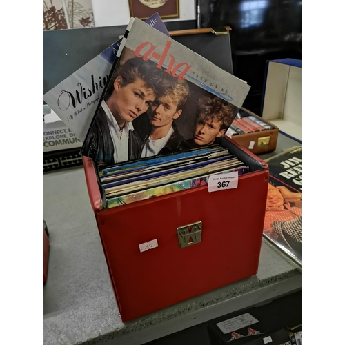 367 - Collection of single records inc Phil Collins, Rod Stewart etc in retro case.