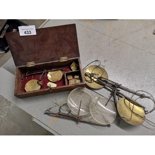 433 - Set of antique apothecary/jewellers scales with brass weights, in small wooden box. AF.