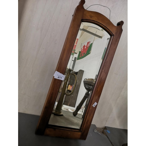 471 - Attractive vintage wooden framed, bevelled edge mirror. 21.5