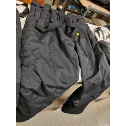 10 - Water proof trousers with bracers size XXL