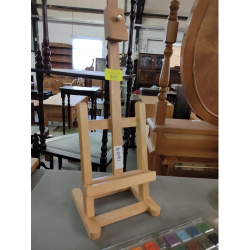 511 - Wooden table easel. Approx 45cm tall