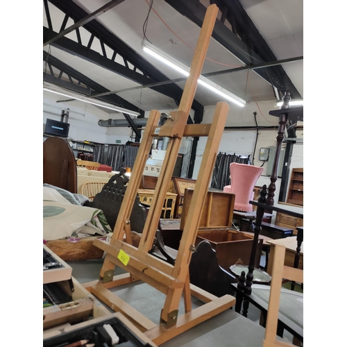 512 - Large wooden table easel. Approx 80cm tall