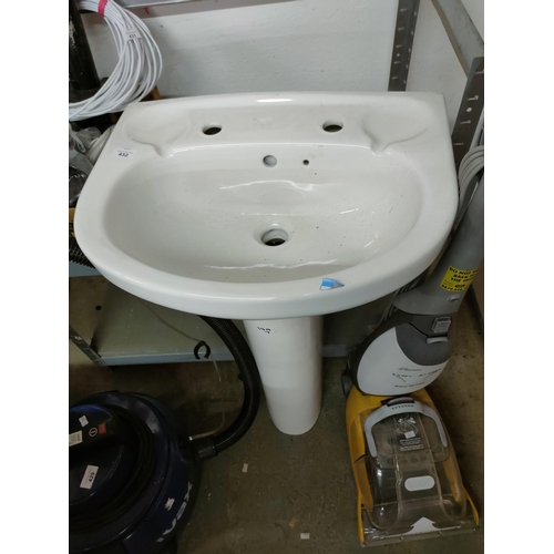 432 - SINK UNIT  PEDESTAL AND SINK GREAT CONDITION