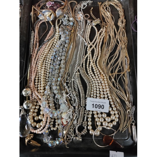 1090 - Beautiful collection of vintage costume jewellery mostly necklaces