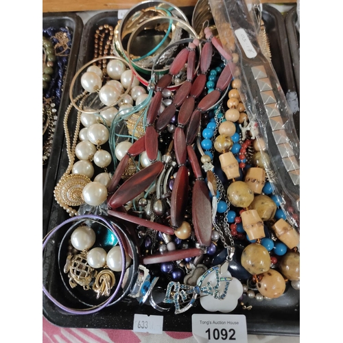 1092 - Beautiful collection of vintage costume jewellery mostly necklaces