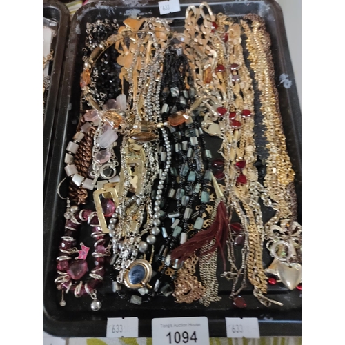 1094 - Beautiful collection of vintage costume jewellery mostly necklaces