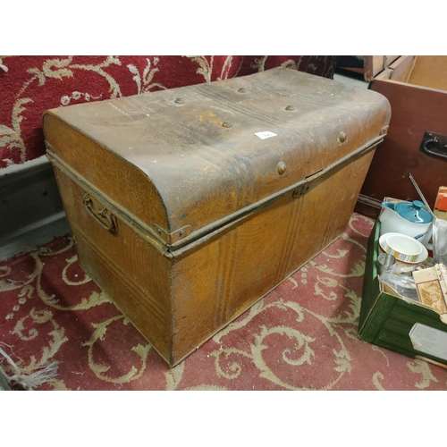 726 - Vintage metal storage trunk with handles. Approximately 66 x 38 x 40 cm