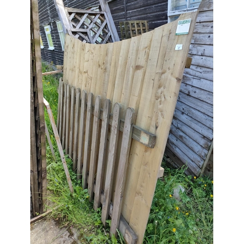 67 - 1 x 3ft picket fence and 1 x 4.5ft fence panel