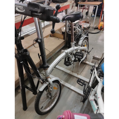 256 - FIVE SPEED FOLDING BIKE NO NAME ON THE BIKE GOOD CONDITION HANDY FOR ANY BOOT