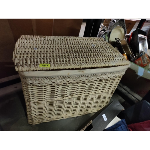 1452 - Wicker linen basket