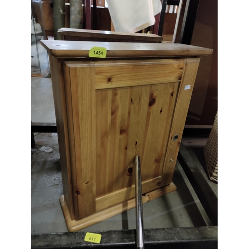 1454 - Wooden cabinet. Approximately 42x56cm