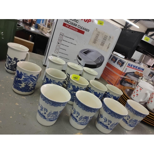 1462 - Large collection of blue and white mugs