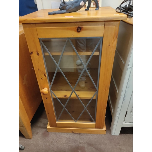 1532 - Pine shelving unit with glass panelled door. Approximately 95 x 50 x 43 cm