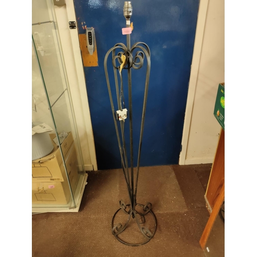 1589 - Floor standing black metal lamp. Approximately 130 cm tall