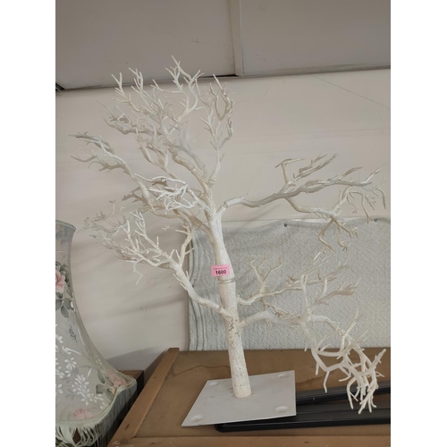 1600 - Decorative white tree