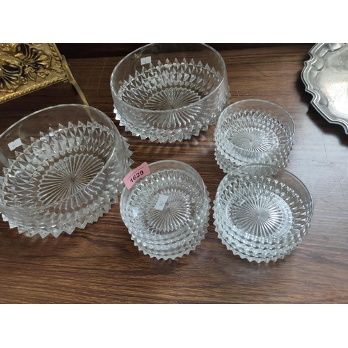 1629 - Set of decorative class bowls