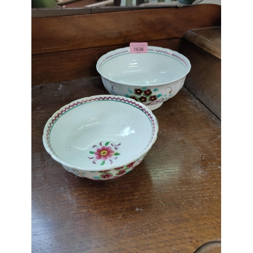 1636 - Pair of decorative bowls