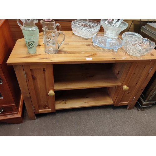 1657 - Wooden TV stand with shelves and small cupboards. Approximately 100 cm wide