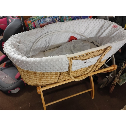 1678 - Beautiful seagrass Moses basket with stand and linen