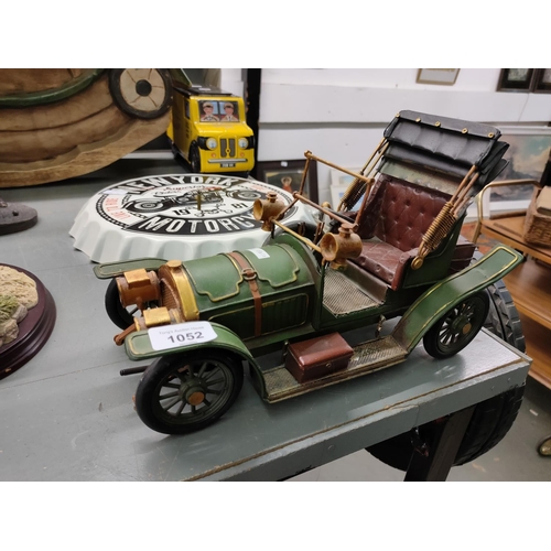 1052 - A vintage style model of a car