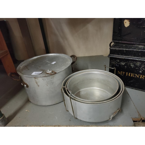 1186 - Vintage set of saucepans