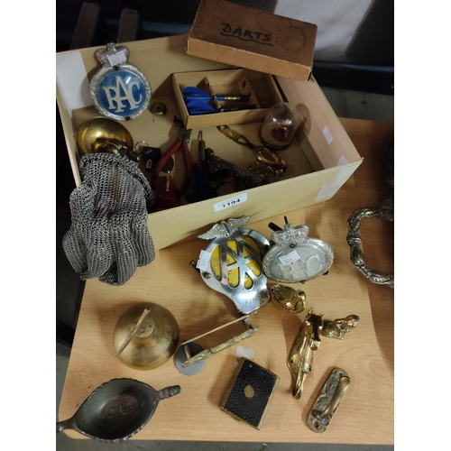 1194 - A collection of vintage brass items including vintage AA and RAC badges