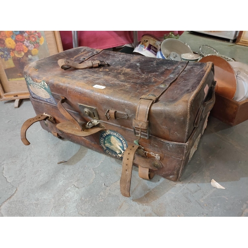 1221 - A lovely quality thick leather suitcase-trunk with stunning patina. A beautiful item