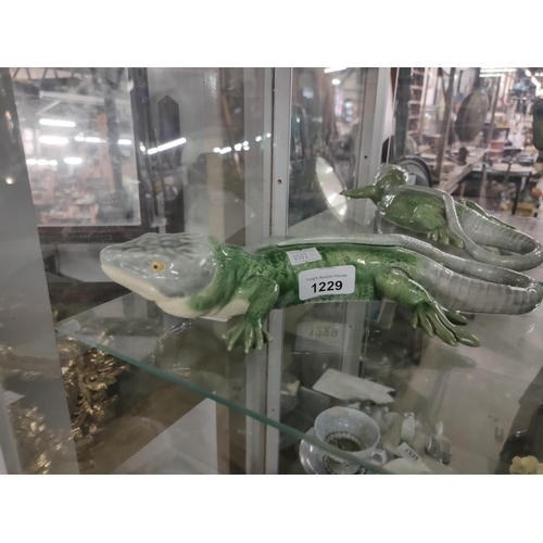 1229 - A large ceramic lizard