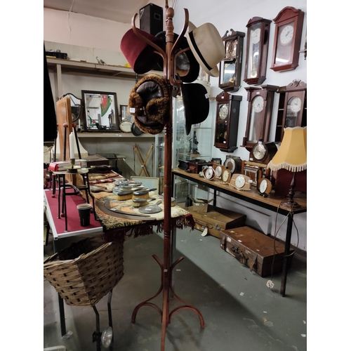 1284 - A traditional style wooden coat hat stand