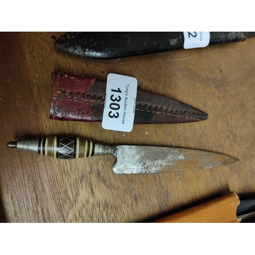 1303 - A small vintage knife with decorative handle, in leather case