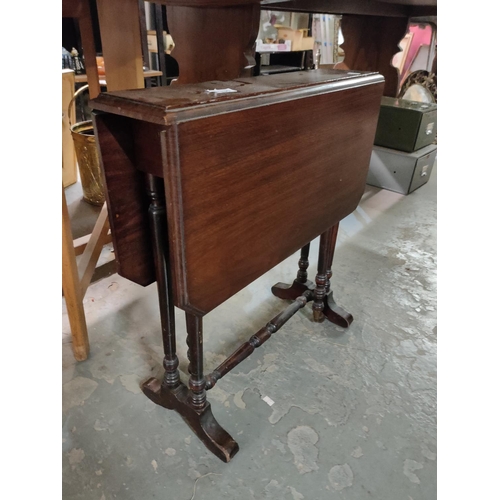 1330 - A nice quality small drop leaf table