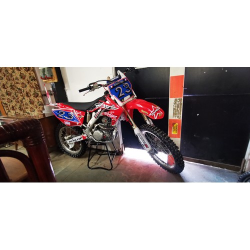 128 - IMMACULATE HONDA CRF 250R 2005 MOTOCROSS BIKE THIS BIKE HAS JUST HAD A COMPLETE REBUILD OVERHAUL COS... 