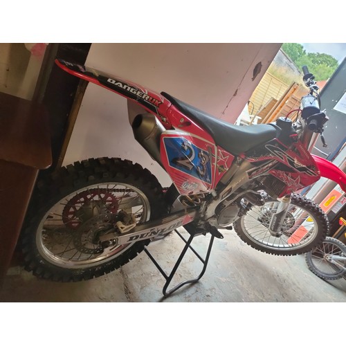 128 - IMMACULATE HONDA CRF 250R 2005 MOTOCROSS BIKE THIS BIKE HAS JUST HAD A COMPLETE REBUILD OVERHAUL COS... 