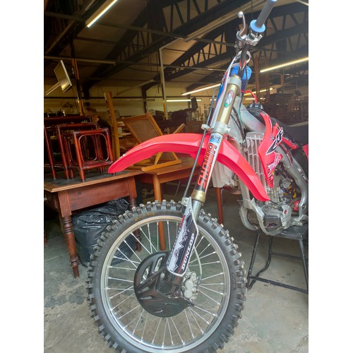 128 - IMMACULATE HONDA CRF 250R 2005 MOTOCROSS BIKE THIS BIKE HAS JUST HAD A COMPLETE REBUILD OVERHAUL COS... 