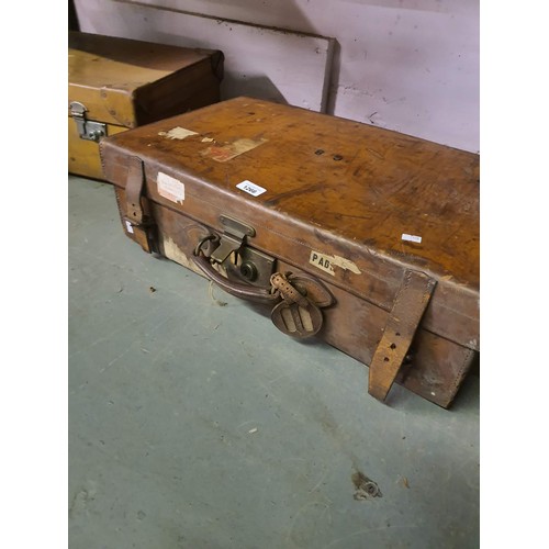 1266 - A nice quality old leather suitcase