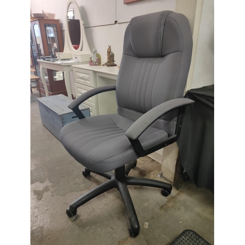 2018 - Adjustable padded computer desk chair on wheels