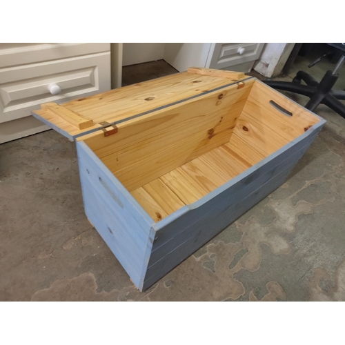 2028 - Painted pine wood storage chest. Approximately 75 x 33 x 38 cm