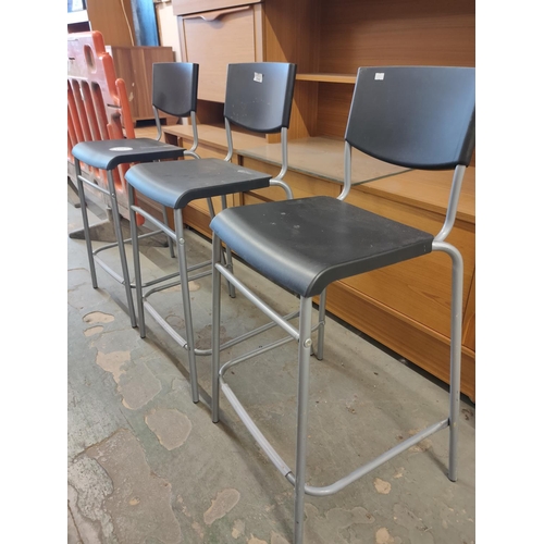 2042 - Set of three chairs