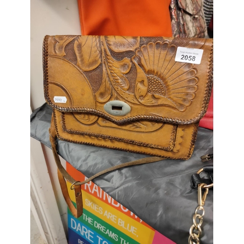 2058 - Vintage brown leather bag with intricate design