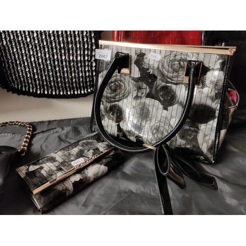 2067 - Matching black floral handbag and purse set