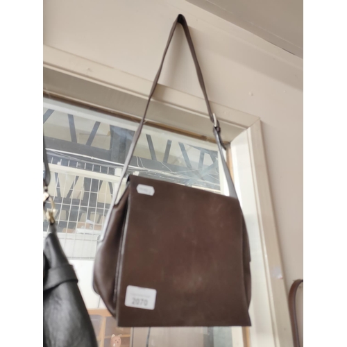 2070 - A brown leather handbag