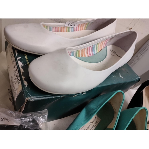 2125 - Clarks white shoes with box in size 6 1/2