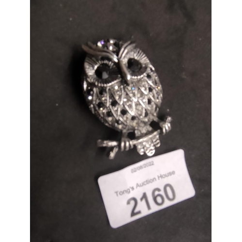 2160 - Stylish diamante owl brooch